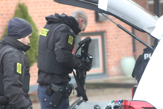 Stor politikaktion: Mand og kvinde fundet døde i villa