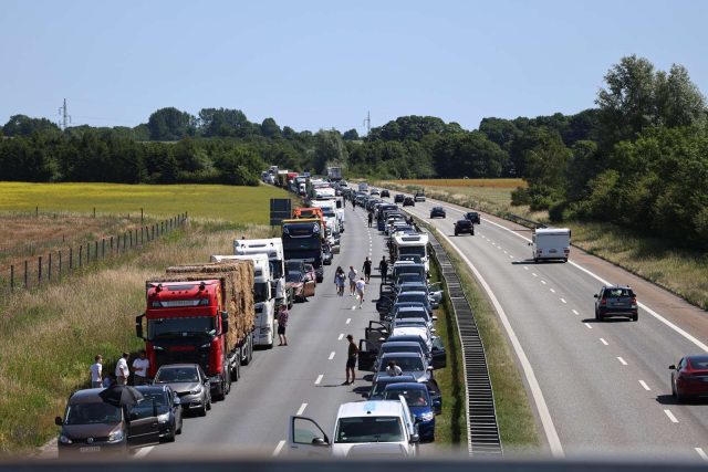Motorvej HELT spærret af: Politiet oplyser om tragisk hændelse