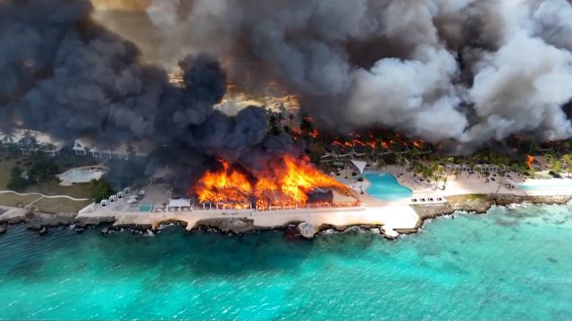 Inferno æder luksusresort: 1.700 evakueres