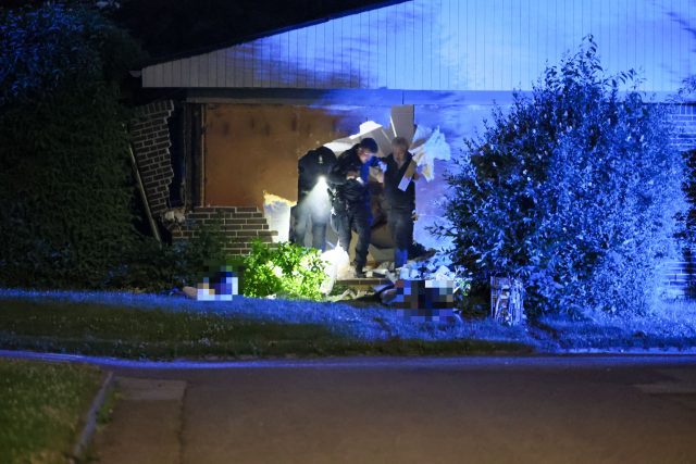 Forfærdelig ulykke: Personbil smadrer ind i hus – ‘en mand ligger på jorden’