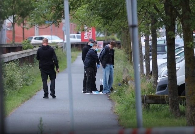 Dramatiske billeder: Her vender mistænkt drabsmand tilbage til gerningsstedet