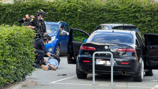 LIGE NU: Gerningsmand er lagt i håndjern, mens pistol ligger ved siden af ham