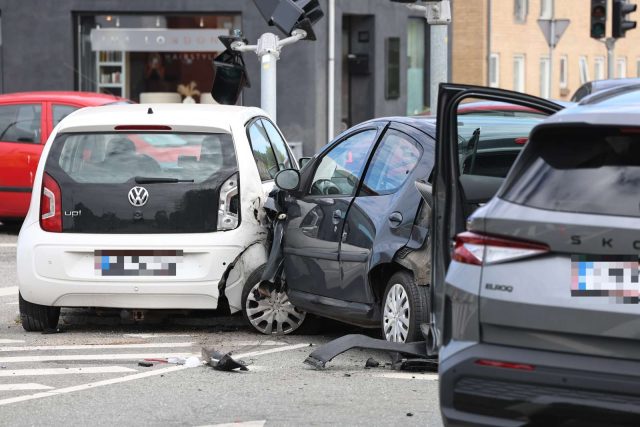 Hastet på hospitalet: Flere biler i stort færdselsuheld