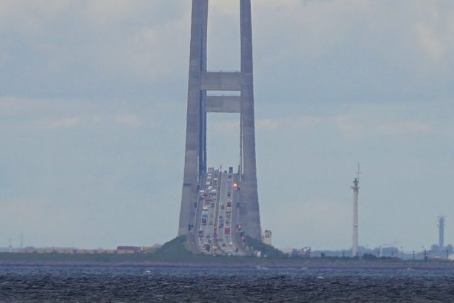 Storebæltsbroen lukket: Al biltrafik standset efter bilbrand