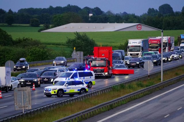 Massiv udrykning til stort uheld: Lukker motorvejen
