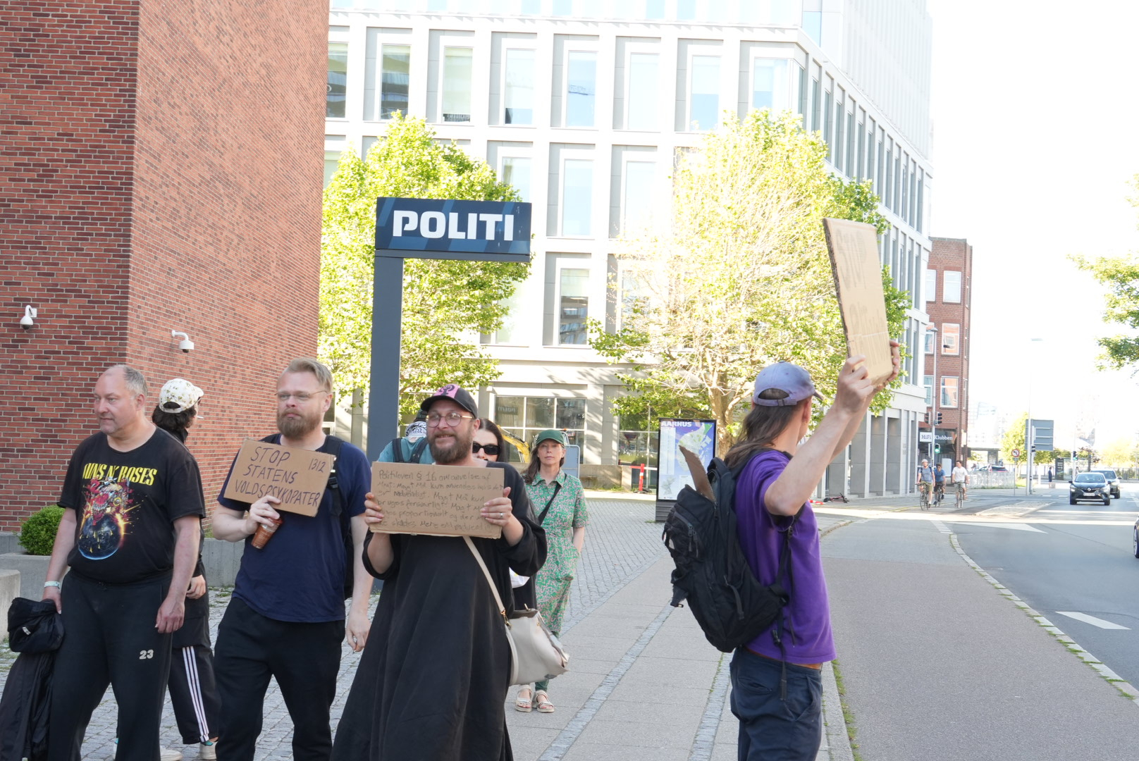 Efter opsigtsvækkende video af politiet: Demonstration foran politigården