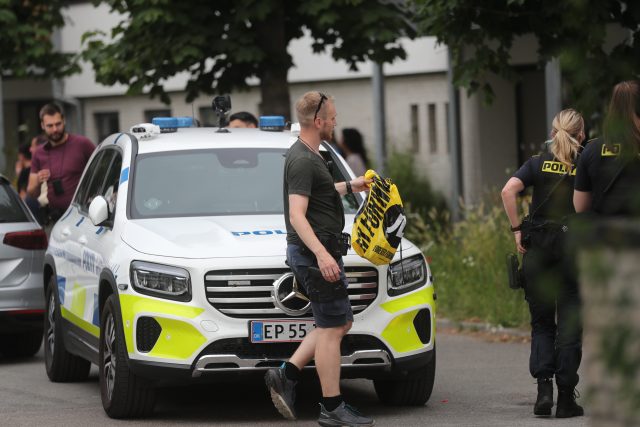 Politiet omringer studentervogn og visiterer studenterne