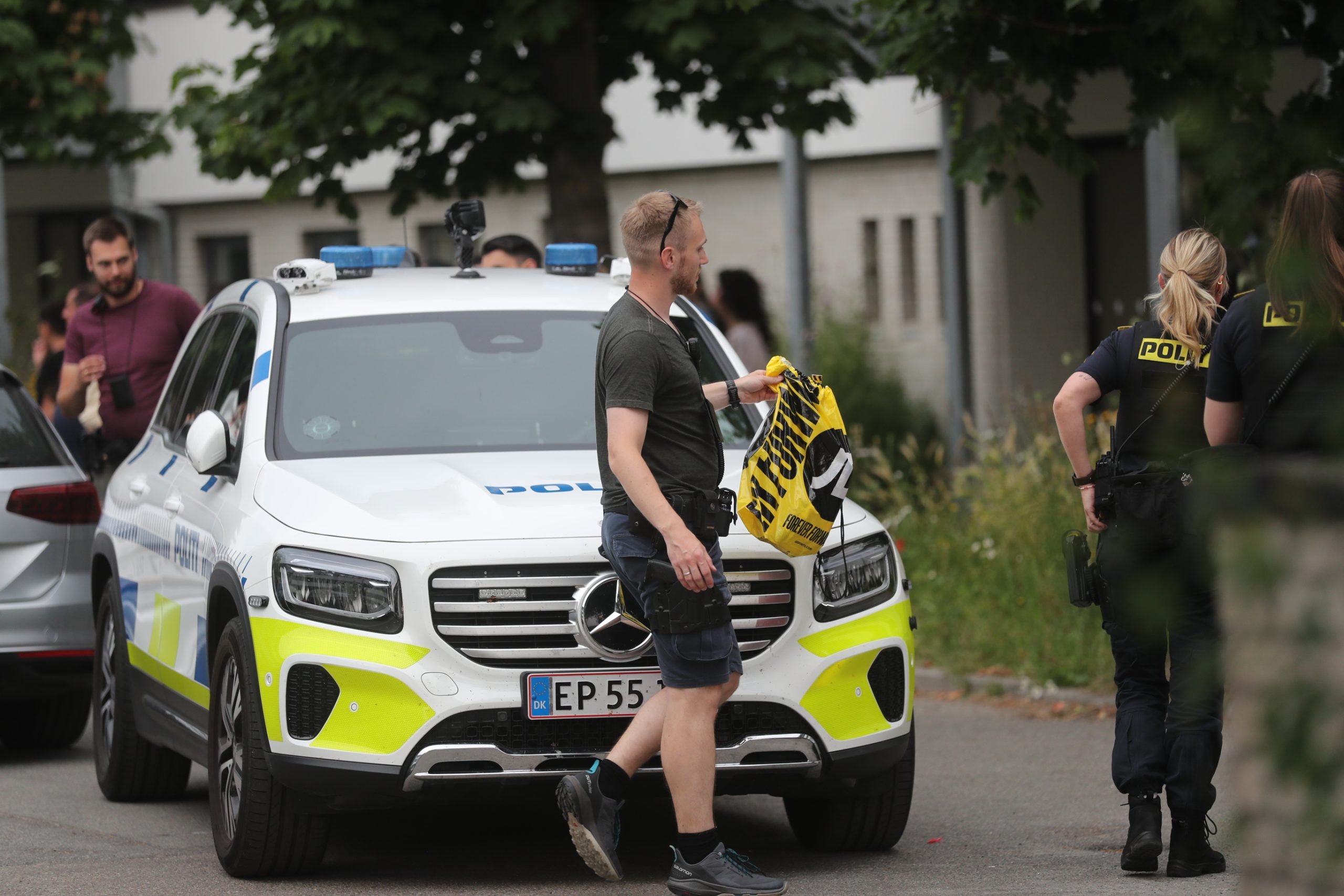 Politiet sporsikrer en pose med, hvad der ligner, bomberør i forbindelse med en aktion på Nyvej i Albertslund
