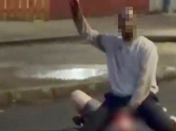 Grusomt overfald sætter land i kog: Maskerede demonstranter går amok