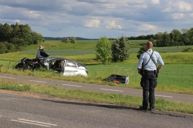 Skrækkeligt sammenstød: Lukker vejen i begge retninger