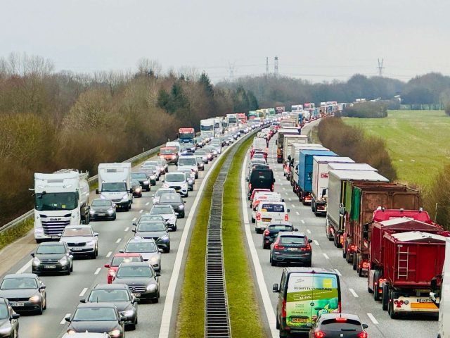 Motorvej HELT spærret af: Politiet oplyser om tragisk hændelse