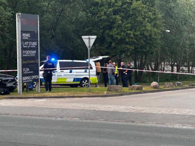 Massiv udrykning: Politiet undersøger blodigt knivstikkeri