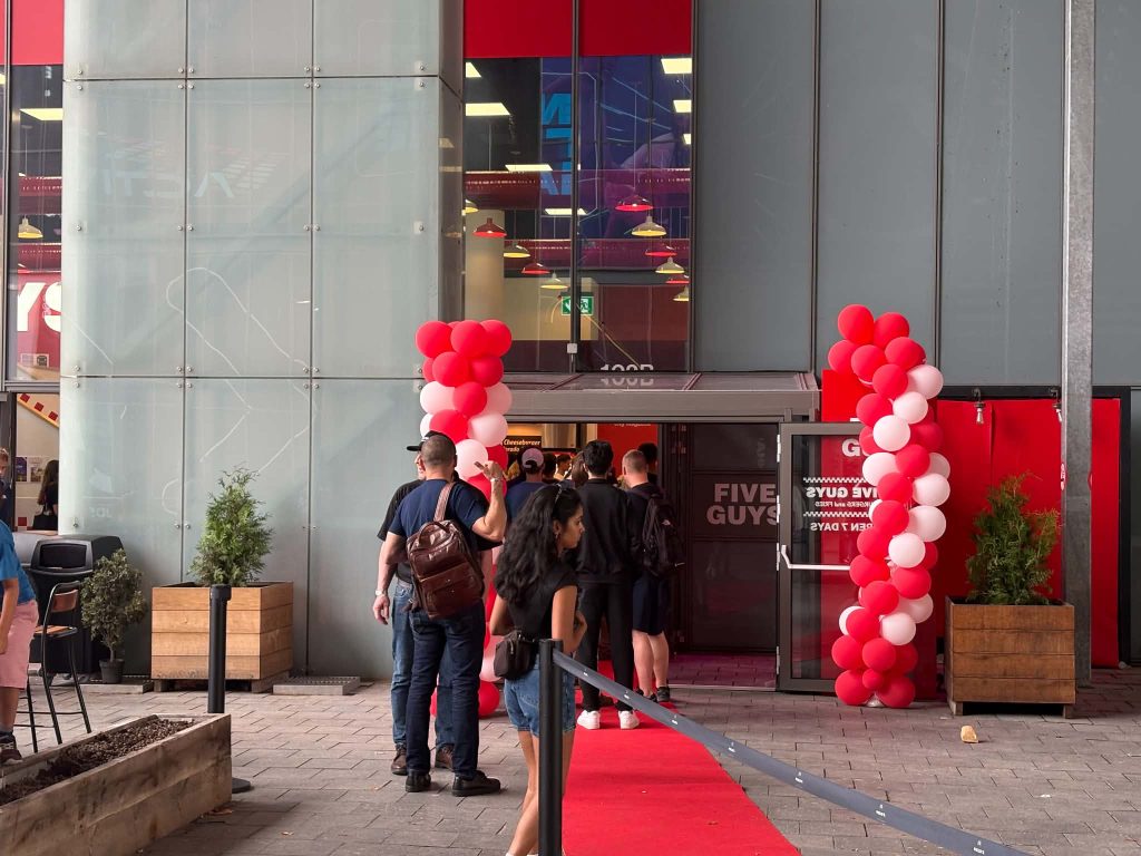 Den 29.06.2026 er den første danske udgave af den amerikanse burgerrestaurant Five Guys åbnet i København. Restauranten ligger i Fields Shoppingcenter på Amager. Forud for åbningen var der lange køer foran butikken.