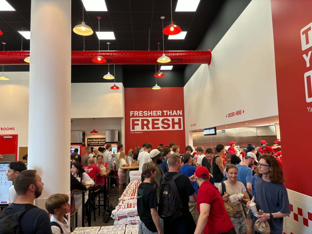 Den 29.06.2026 er den første danske udgave af den amerikanse burgerrestaurant Five Guys åbnet i København. Restauranten ligger i Fields Shoppingcenter på Amager. Der var trængsel udenfor i restauranten på åbningsdagen, hvor hundredevis af sultne burgerentusiaster havde fundet vej til Fields på Amager.