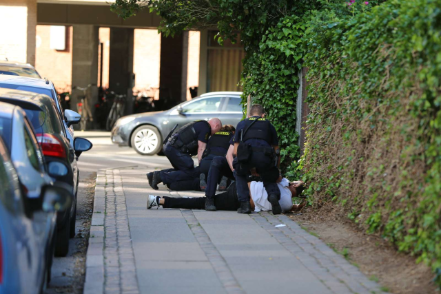 Seks biler smadret i København: Politiet kæmper mod bilist på åben gade
