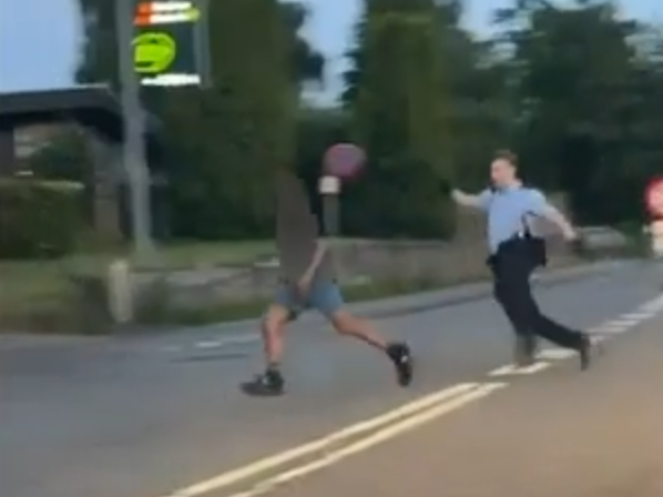 Voldsom video: Politijagt tager voldelig drejning