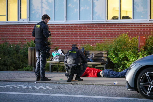 Politi massivt til stede ved Skejby Sygehus: Betjente trækker i skudsikre veste