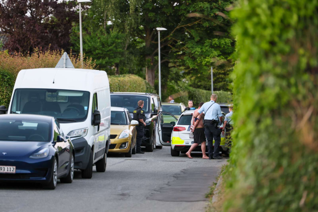 Mand jagter teenagere med stor kniv: Politi massivt til stede