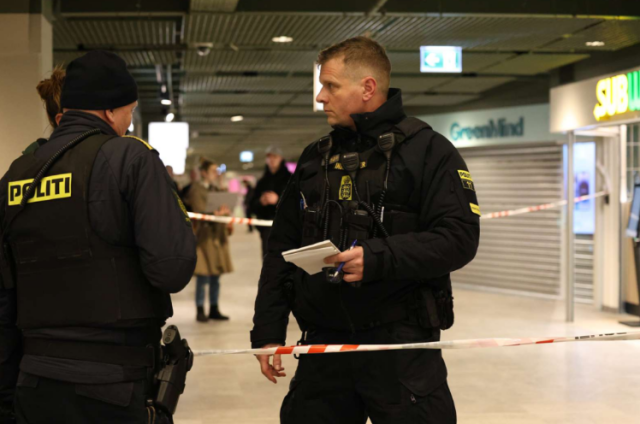 Teenagepige ramt i halsen midt i butikscenter