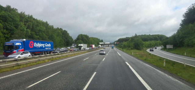 Kaos i morgentrafikken: Flere kilometer kø på to motorveje efter uheld