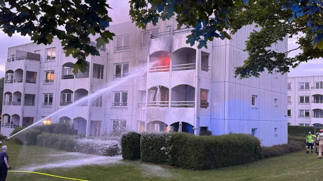 Voldsom lejlighedsbrand: Redningsfolk stormer ind i flammehærget bygning