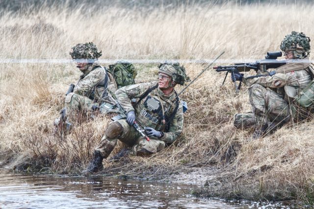 Folketinget siger ja: Dansk militær sendes til krigszone
