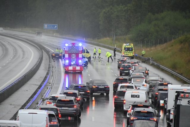 Voldsomt regnvejr skaber kaos på central motorvej: To personbiler involveret