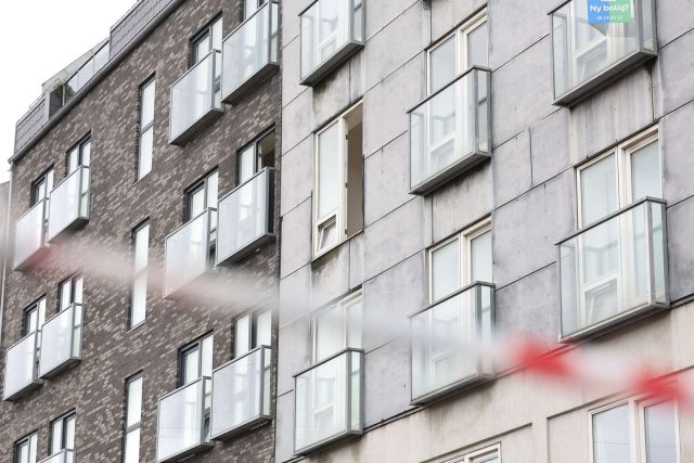 BREAKING: Mand falder ned fra altan: Svært tilskadekommen