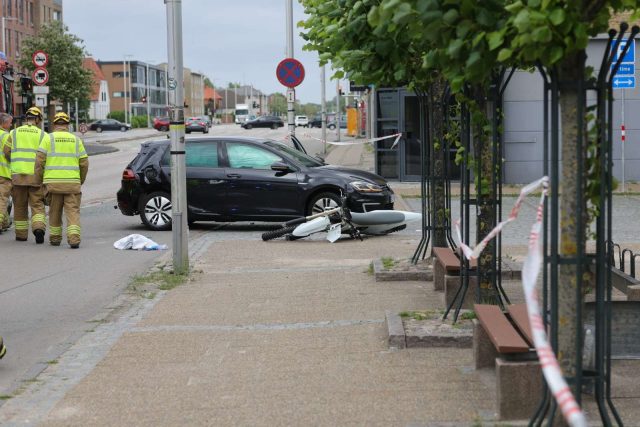 Bilist og motorcykel involveret i voldsomt uheld