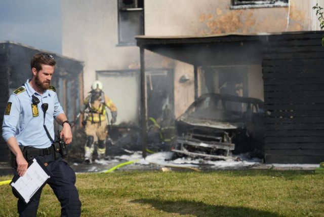 Brand tæt på at sprede sig til naboer: Elbil antænder rækkehus