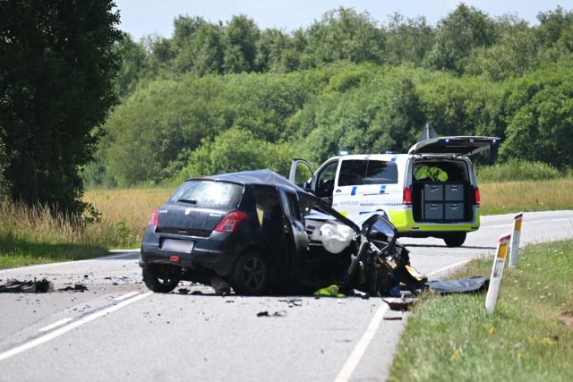 LIGE NU: Kvinde mister livet på landevej