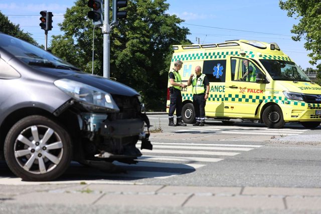 Her bærer politiet resterne af en bil efter voldsomt færdseluheld
