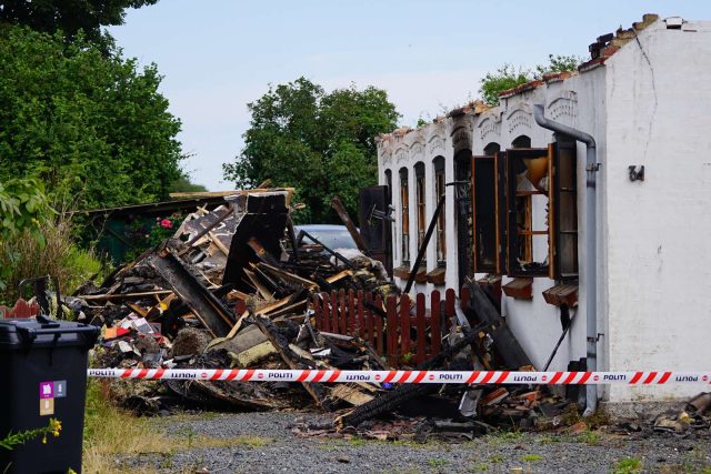 Villa står ikke til at redde: Flammer æder bygning op