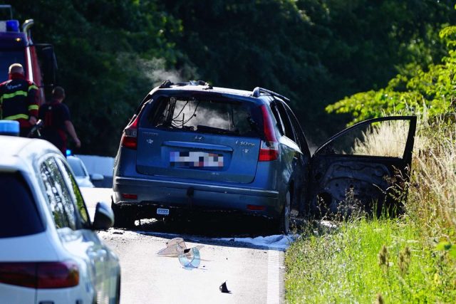 Motorcykel rammer frontalt ind i modkørende: Bil i brand