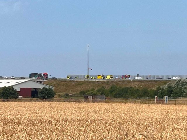 Lægehelikopter lander midt på bro i voldsomt færdselsuheld