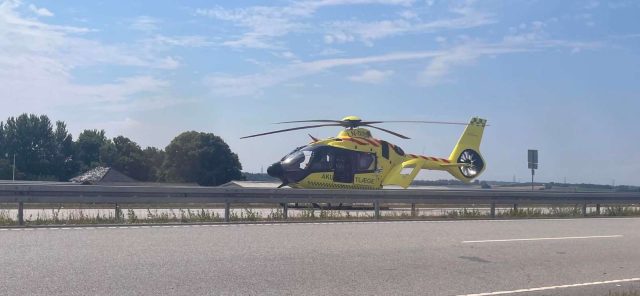 Lægehelikopter lander midt på bro i voldsomt færdselsuheld