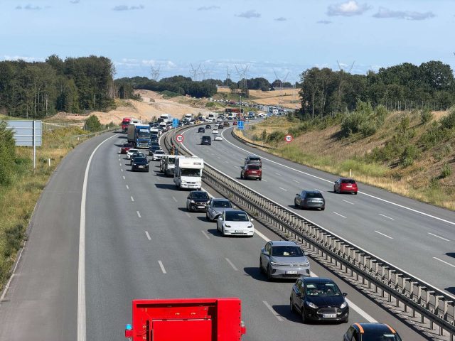 Massiv kø på motorvej: Chauffør får ildebefindende