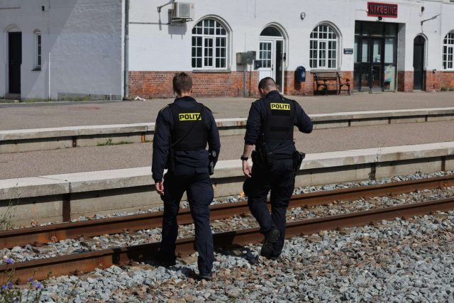 Uheld på togstation: Ambulance og politi til stede