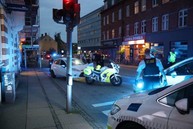 Stort politiopbud i Valby: Meldinger om våben efter voldsomt slagsmål mellem unge