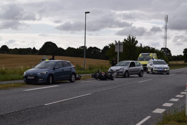 Kølerhjelm er smadret og motorcykel ses ligge midt på vejen efter voldsomt uheld