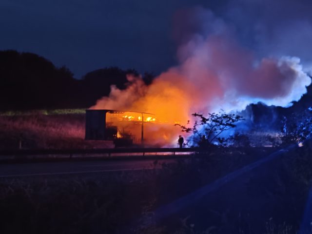 Voldsomt færdselsuheld: Lastbil i flammer – motorvej HELT SPÆRRET