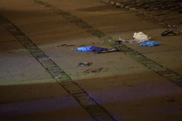 Blodig hændelse på åben gade: Hastet på hospitalet