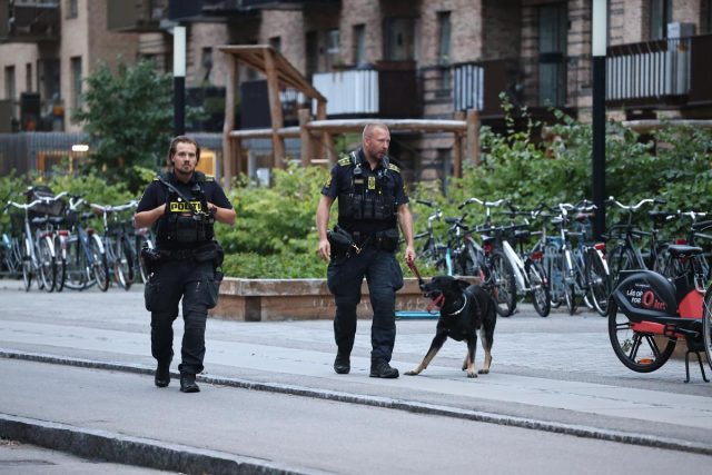 Stort politiopbud i Valby: Meldinger om våben efter voldsomt slagsmål mellem unge