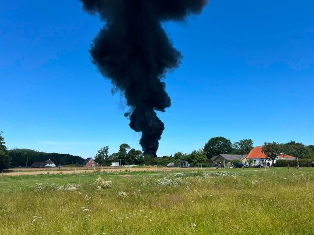 Kæmpe sort røgsky fra stor brand: “Søg indenfor og luk vinduer og døre”
