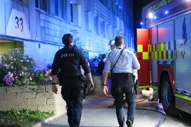 Flammer midt om natten: Etageejendom evakueret efter voldsom grydebrand