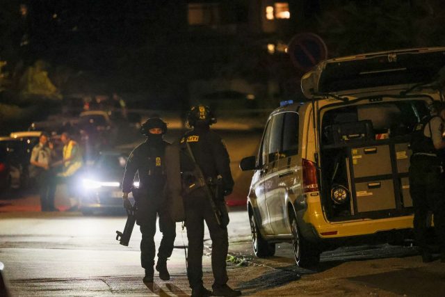 Sidder med gasmaske på: Meldinger bevæbnet mand