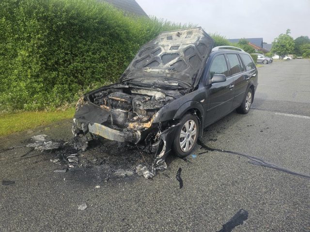 KÆMPE CHOK: Bil futtet af i familiekvarter