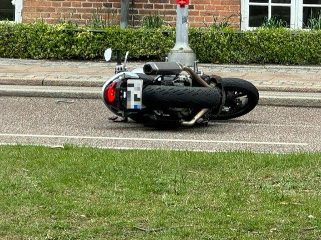 Motorcyklist uden hjelm fløjet på hospitalet efter ulykke