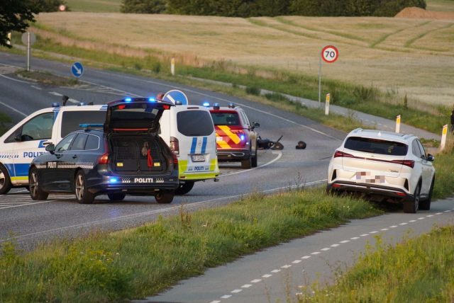 Motorcykel og hjelm ligger på midt på vejen i voldsomt uheld