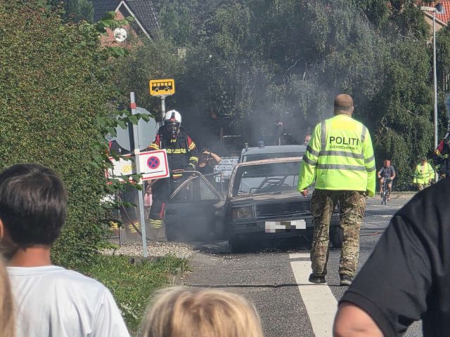Bil står i flammer tæt på kæmpe marked